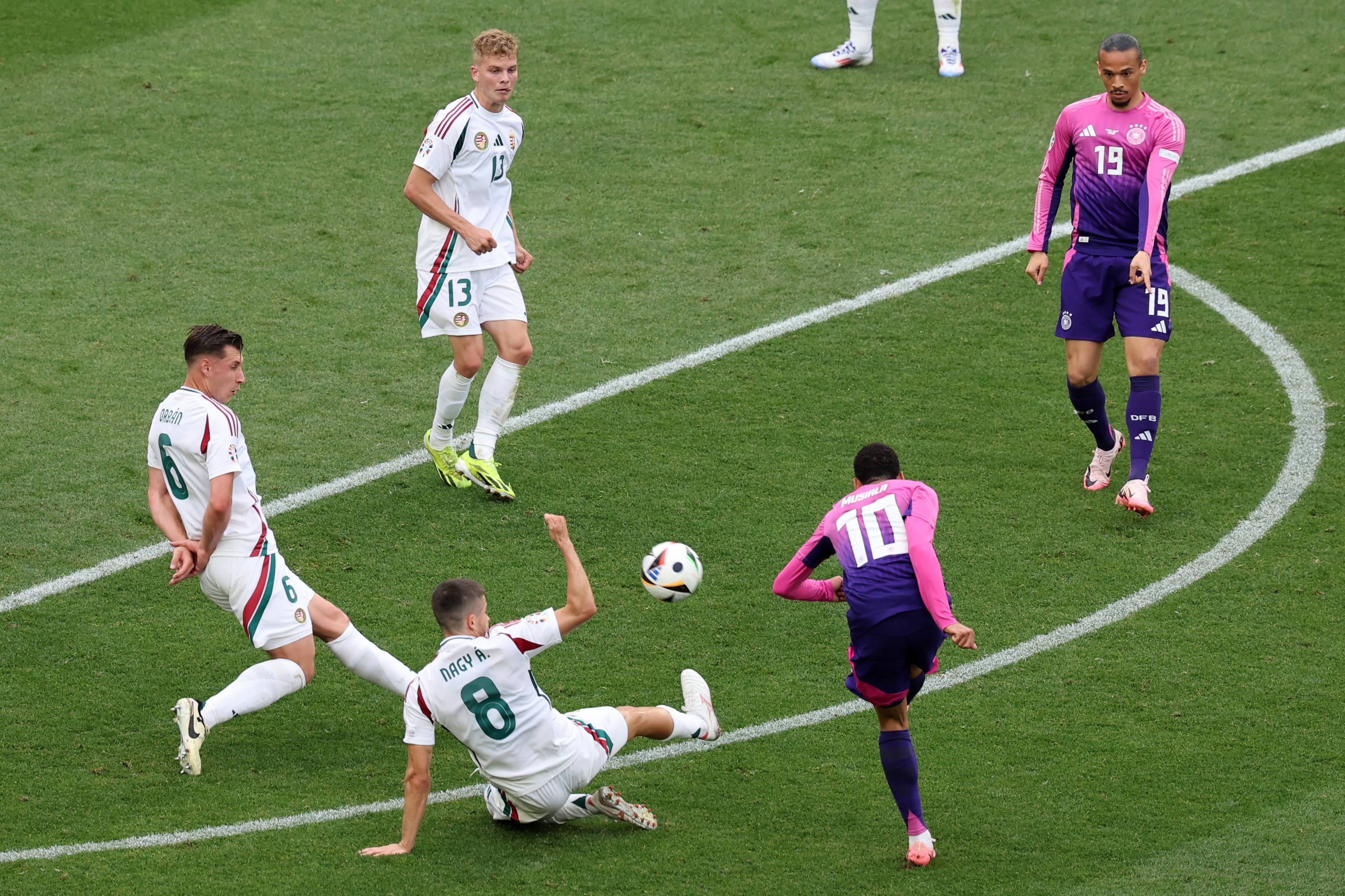 德国队备战下一场比赛，努力夺取胜利的简单介绍